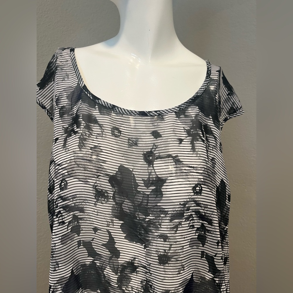 Maurices Plus Women’s Black/ Grey Floral Sleeveless Sheer Top Blouse Size 2 - Picture 2 of 9
